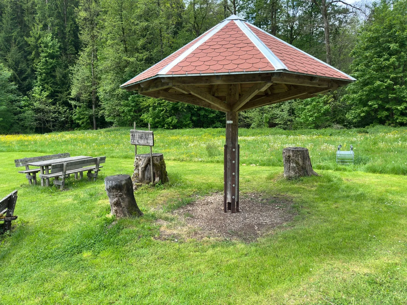 Überdachter Grillplatz mit Sitzbänken