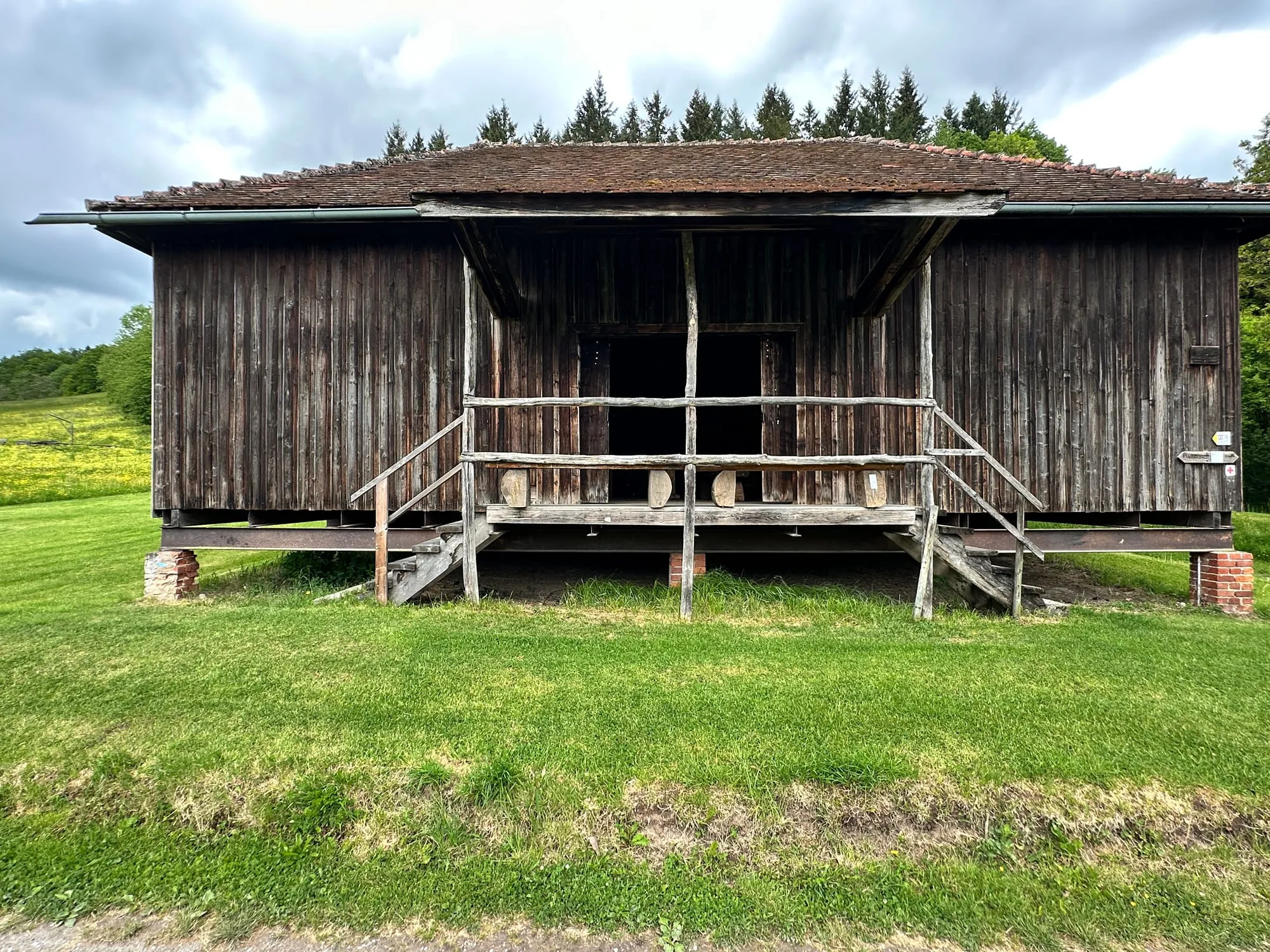 Fachwerk-Hütte und Wiesenflächen am Baierbacher Hof